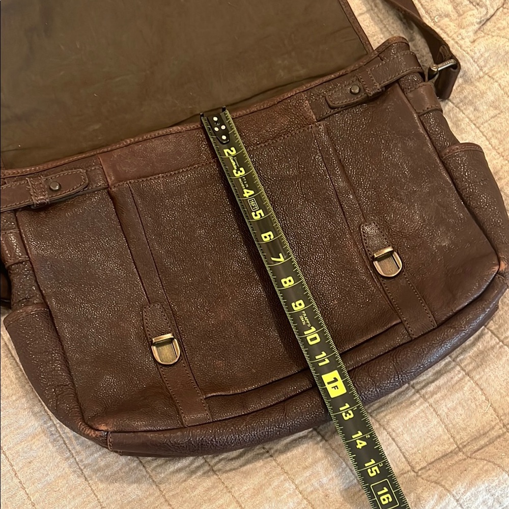 Fossil Brown Leather Messenger Bag with Classic Design - Picture 9 of 9